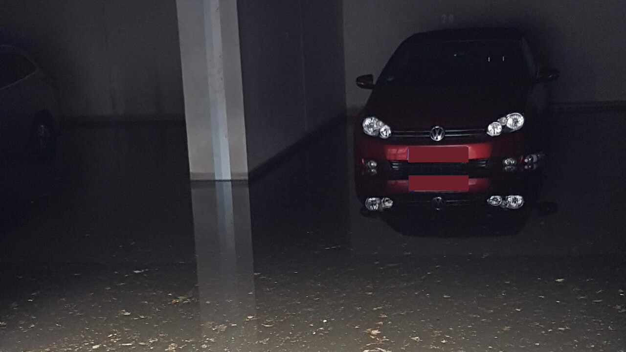 Hochwasserschäden in einer Garage